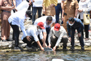 Gubernur Sumbar Lepas 4 Ribu Ikan Bilih Hasil Pembenihan PT. Semen Padang