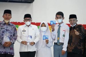 Momen Perpisahan MAN 2 Batusangkar, Bupati Menyerahkan KTP El Bagi Siswa