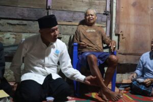 Singgah Sahur di Sungai Lundang, Gubernur Mahyeldi Salurkan Bantuan Untuk Warga Pra Sejahtera