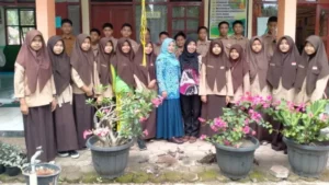 Kepsek Akmal Lantik Kepengurusan OSIS SMPN 4 Sutra