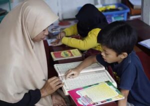 Dari Kolong Rumah Gadang di Padang Panjang, Taman Baca Zahra Gerakkan Literasi Anak