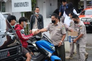 BPBD Kesbangpol Padang Panjang Berbagi Takjil untuk Pengguna Jalan