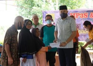 Salurkan Bantuan Paket Lebaran, Wako Padang Panjang Fadly Amran Apresiasi MP3S dan Konco Arek