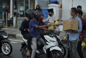 Jumat Terakhir Ramadan, Wawako Padang Panjang Asrul Kembali Bagikan Pabukoan