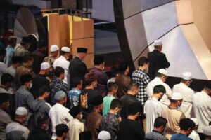 Tarawih Perdana, Gubernur Mahyeldi Ajak Jamaah Sambut Ramadhan dengan Ketaqwaan