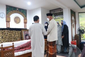 Gubernur Mahyeldi Melayat ke Rumah Duka H. Nurli Zakir