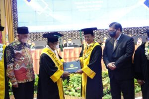 Universitas Negeri Padang Kembali Kukuhkan Profesor Kehormatan Guru Besar