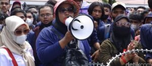 Emak-emak ikut demo 11 April di Padang