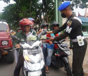 Bulan Penuh Berkah Denpom 1/4 Padang Bagikan Takjil Kepada Masyarakat