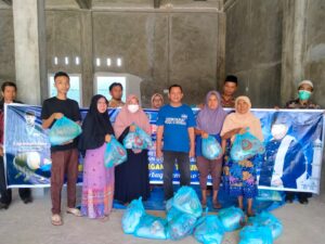 Anggota DPR RI, H.Darizal Basir Bagikan Sembako Lebaran