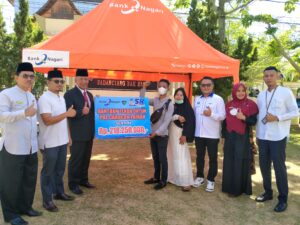 Bupati Pessel Serahkan CSR Bank Nagari Kepada PKL Carocok