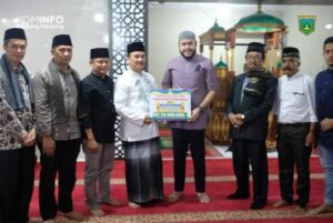 Sosialisasikan Program, Wako Fadly Amran Serahkan Dana Pembangunan Masjid Hidayah