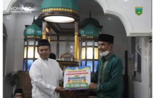 Di Masjid Muttaqin Muhammadiyah, Sekdako Sonny Serahkan Dana Hibah