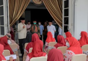 Gubernur Mahyeldi Apresiasi Para Donatur Bagikan Santunan Anak Yatim