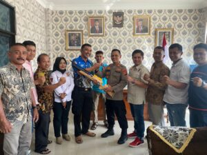 Silaturahmi dengan Pengurus dan Club, Perbakin Pessel Serahkan KTA Anggota