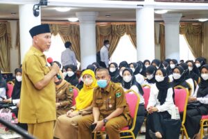 Serahkan SK CPNS dan PPPK Guru Formasi 2021. Gubernur Sumbar Gaungkan Semangat ASN BerAKHLAK