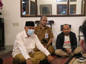 Berikan Penghormatan Terakhir, Buya Mahyeldi Kunjungi Rumah Duka Fahmi Idris