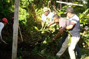 Cegah Banjir, Wawako Padang Panjang Asrul Gotong Royong Bersama Warga