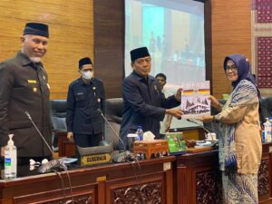 DPRD Sumbar Paripurnakan Pandangan Fraksi-Fraksi Terhadap APBD 2021