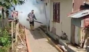 Cegah DBD, Petugas Dinkes Padang Panjang Lakukan Fogging
