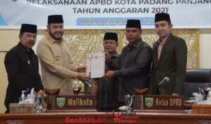 Wako Padang Panjang Fadly Amran Sampaikan Pertanggungjawaban Pelaksanaan APBD 2021 ke Dewan