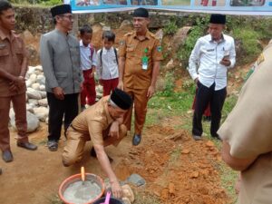 Sekdakab Pessel Letakan Batu Pertama Pembangunan Mushola Jabal Nur Koto Rawang