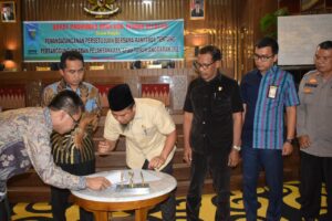 Penandatanganan Persetujuan Bersama Ranperda Pertanggungjawaban Pelaksanaan APBD Anggaran 2021, DPRD Pessel Paripurna