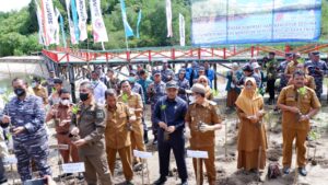 Tanam Mangrove Secara Nasiaonal,Lantamal II Padang Tanam Mangrove di Pantai Majunto