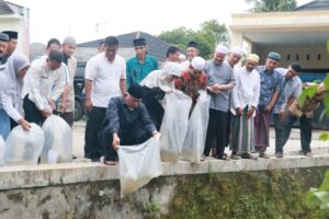 Gubernur Mahyeldi Lepas 30 Ribu Bibit Ikan di Tiga Lokasi di Padang