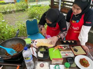 Manfaatkan Produk UMKM Lokal, Tim Kominfo Padang Panjang Sajikan Sushi Rendang