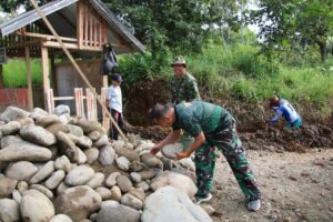 Semangat Tim Satgas TMMD Hari Libur Tetap Laksanakan Tugas