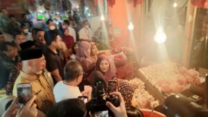 Tinjau Pasar Raya Padang, Menteri Zulhas dan Buya Mahyeldi Bagi-bagi Sembako