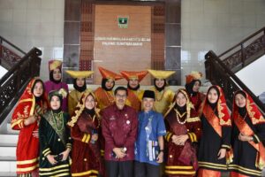 Paduan Suara Sekretariat DPRD Sumbar Kompak dan Menawan