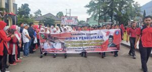 Bupati ‘Diserbu’ Anak SD, Tangan Memerah dan Harus Bayar Dua Juta