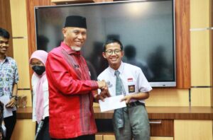 Apresiasi Guru dan Siswa Penerima Beasiswa Luar Negeri, Ini Pesan Gubernur Sumbar