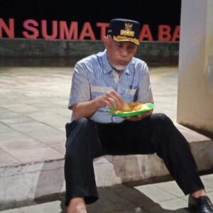 Gubernur Mahyeldi Nikmati “Karupuak Leak” di Pantai Padang