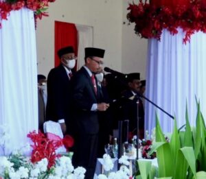 Wakil Ketua DPRD Sumbar Bacakan Teks Proklamasi dengan Suara Lantang