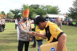 5.000 paket Bansos disalurkan Polda Sumbar kepada Komunitas Ojek, Angkot dan Betor