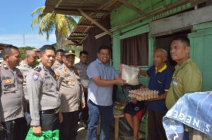LPM Kampung Lapai Berkolaborasi dengan Polsek Nanggalo Berbagi pada Warga Kurang Mampu