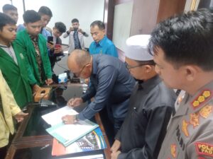 Sebelum Pimpin Paripurna Ketua DPRD Sumbar Supardi Terima Urusan BEM