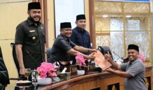 Fraksi DPRD Padang Panjang Sampaikan Pemandangan Umum Perubahan APBD dan Pengelolaan Keuangan Daerah