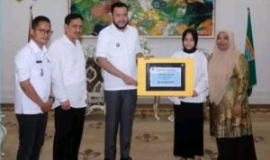 Wako Padang Panjang Fadly Amran Berikan Bantuan Beasiswa CSR Bank Nagari untuk Bantu Kuliah Zahra