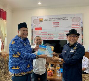 Yota Balad Serahkan Buku Pintar PPID Pariaman ke Arif Yumardi