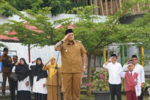 Jadi Pembina Upacara di SD IT Insan Madani, Ini Pesan Wabup Richi