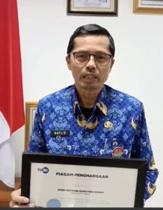 Sekwan DPRD Sumbar Raflis Wakili Lembaga Terima Penghargaan TVRI