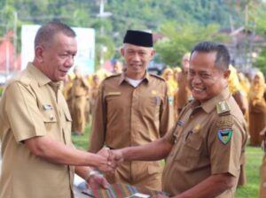 Bupati Rusma Yul Anwar Serahkan Piagam Camat Berprestasi dari Kemendagri