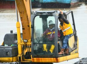 Bantu Pengerukan Sedimen Sungai Batang Arau, Wako Hendri Septa : ” Terima Kasih BWS Sumatera V