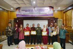 Serahkan Piagam Penghargaan kepada 75 Pensiunan, Ini Pesan Bupati Eka Putra