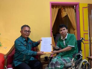 Bentuk Komit Pemda Menghargai Para Pensiunan, SK dan Piagam Mantan Sekda Diantarkan ke Rumahnya