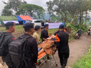 Brimob Polri Berhasil evakuasi Korban Gempa Cianjur Dengan Tandu